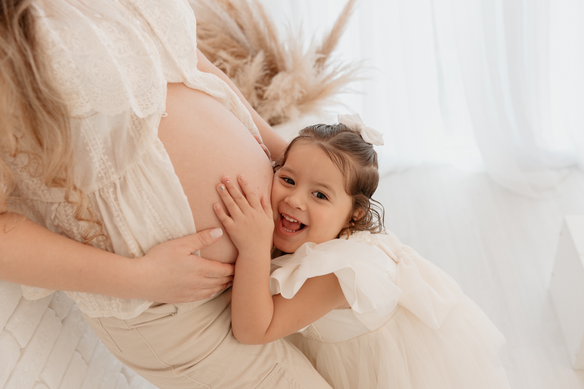 Gestante em vestido bege